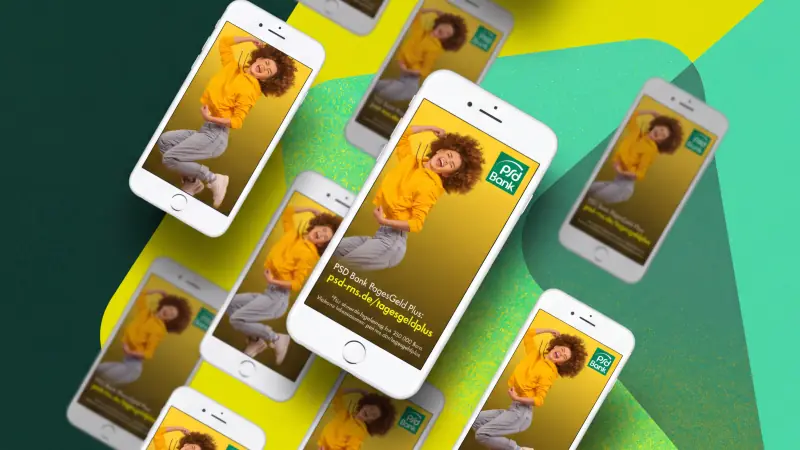 Mehrere Smartphones mit dem gelben PSD-Bank-Tagesgeld-Motiv vor geometrischen grün-gelben Flächen